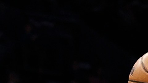 El pívot de los Charlotte Hornets, Ryan Kalkbrenner (11), disputa un rebote con el pívot de los Sacramento Kings, Dylan Cardwell, durante la primera mitad de un partido de baloncesto de la NBA en Charlotte, Carolina del Norte, el martes 24 de marzo de 2026.