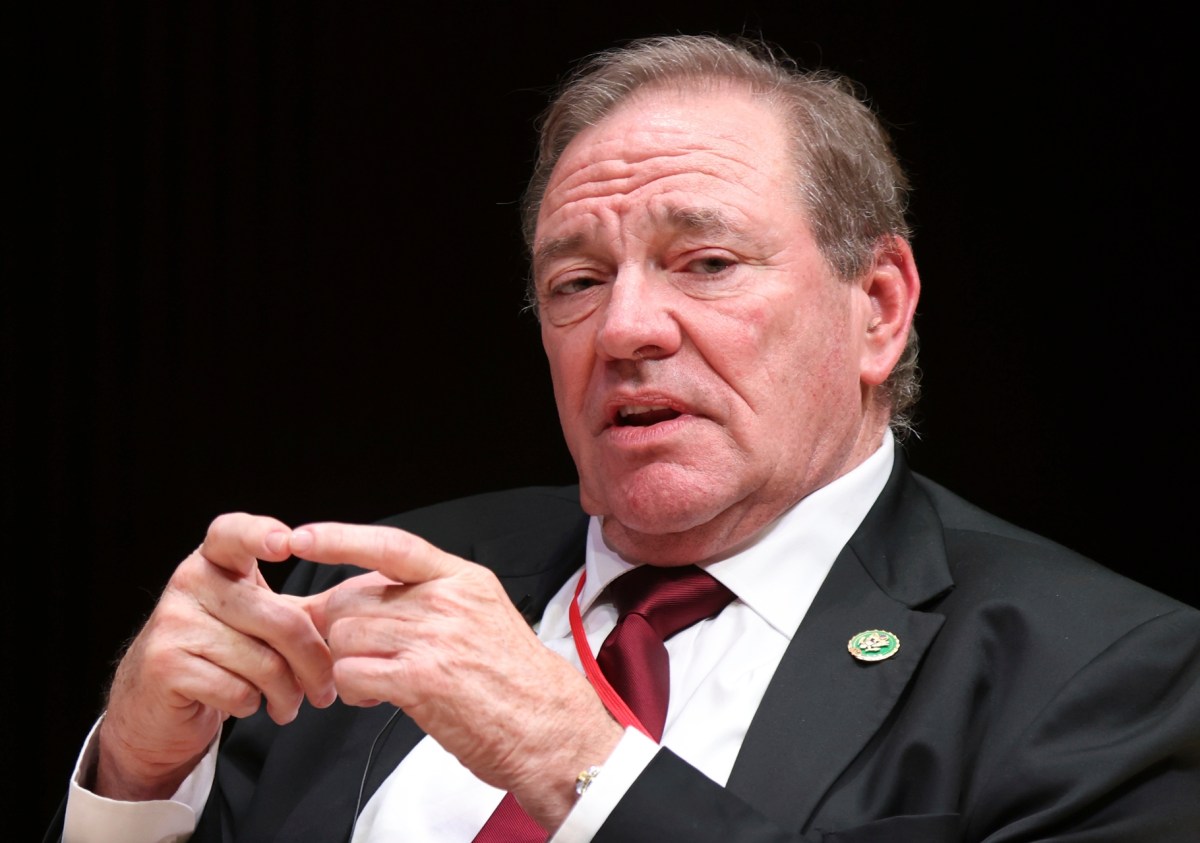 Trump revela entre risas enfermedad terminal del congresista republicano Neal Dunn