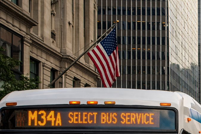 Autobús del sistema MTA circulando por una avenida de Manhattan en Nueva York