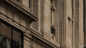 Autobús del sistema MTA circulando por una avenida de Manhattan en Nueva York