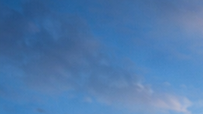 Edificio residencial moderno en Brooklyn con fachada de ladrillo y grandes ventanales en una esquina urbana
