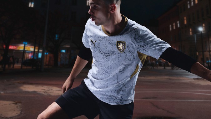 Jugador con la camiseta alternativa de República Checa para el Mundial 2026, con diseño especial de PUMA