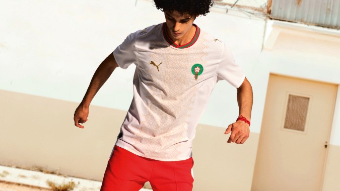 Jugador con la camiseta alternativa de Marruecos para el Mundial 2026, con patrones geométricos sobre base blanca