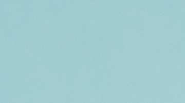 Primer plano de una persona disfrutando un bocado de comida saludable resaltando la conexión entre el cerebro y las papilas gustativas.