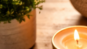 Persona leyendo el horóscopo en un periódico y en el teléfono móvil sobre una mesa con símbolos del zodiaco