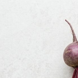 Remolachas orgánicas crudas con hojas verdes, ricas en betalaínas y betaína para la desintoxicación del hígado graso