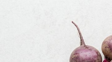 Remolachas orgánicas crudas con hojas verdes, ricas en betalaínas y betaína para la desintoxicación del hígado graso