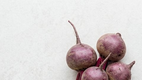 Remolachas orgánicas crudas con hojas verdes, ricas en betalaínas y betaína para la desintoxicación del hígado graso