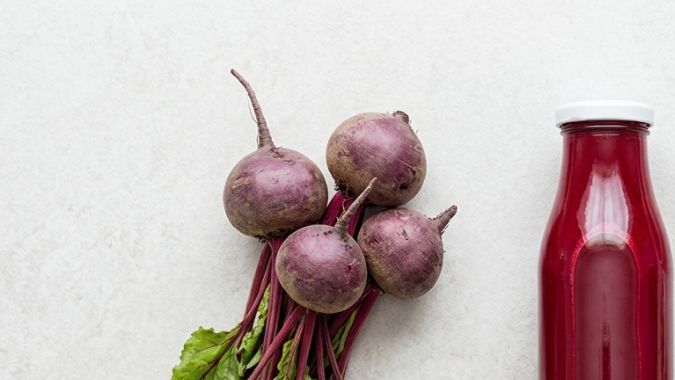 Remolachas orgánicas crudas con hojas verdes, ricas en betalaínas y betaína para la desintoxicación del hígado graso