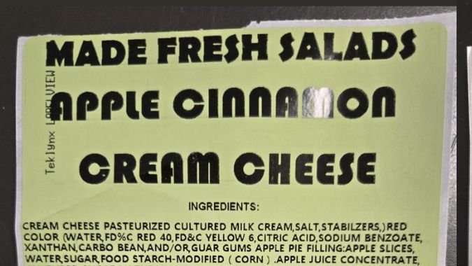 Detalle de la etiqueta de queso crema de la marca Made Fresh Salads. Para verificar si su producto está afectado por la alerta de Listeria, revise la esquina inferior izquierda del envase de 5 lb.
