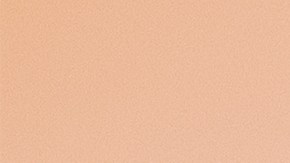 Rodajas de piña fresca y jugosa sobre un fondo blanco, destacando su textura rica en fibra.