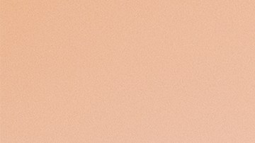 Rodajas de piña fresca y jugosa sobre un fondo blanco, destacando su textura rica en fibra.