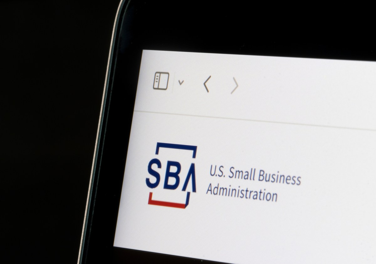 EE.UU. amplía restricciones a créditos para pequeñas empresas y limita acceso a migrantes