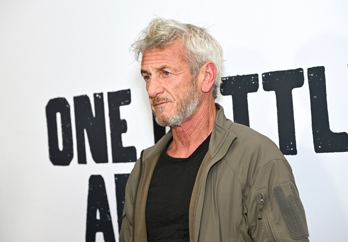 Sean Penn, ganador a Mejor Actor de Reparto, se ausentó de los Oscar para visitar Ucrania