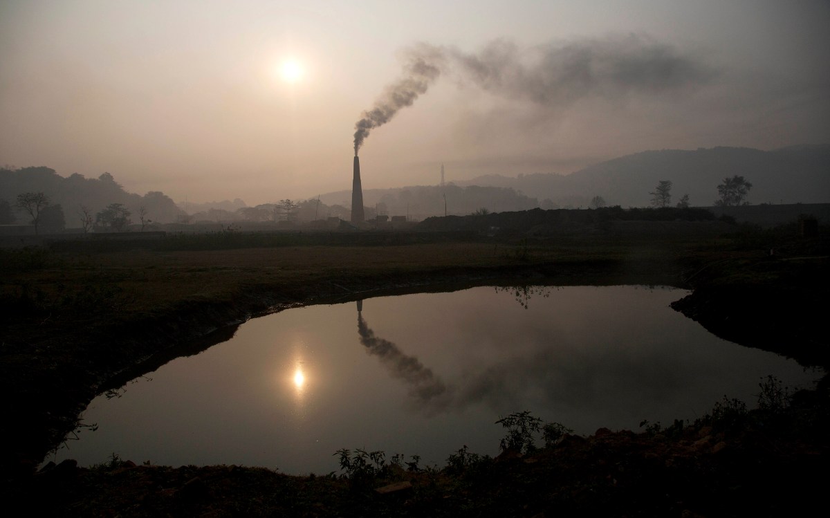 Solo 13 países cumplen estándares de aire de la OMS: alerta global por contaminación y riesgos para la salud