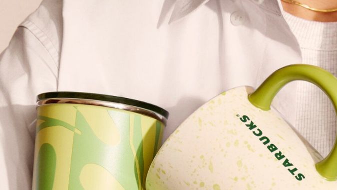 Arte en cada sorbo: la nueva colección de vasos y tazas de Starbucks rinde tributo al ritual del matcha y a la delicadeza de los cerezo en flor (cherry blossoms).