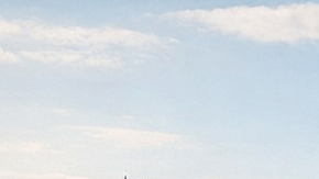 Render urbano de edificios residenciales y parques construidos sobre una plataforma que cubre vías de tren en Nueva York