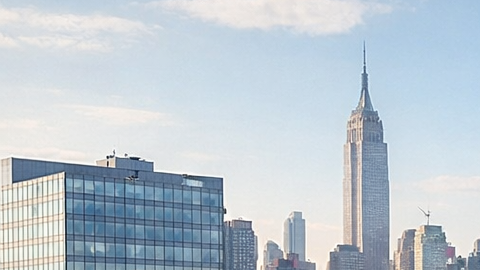 Render urbano de edificios residenciales y parques construidos sobre una plataforma que cubre vías de tren en Nueva York