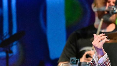 El videoclip reunió a figuras mediáticas en una puesta festiva y llena de humor