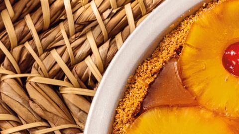 Viaja a Hawái con la tarta de crema de coco y piña de Stacey Mei Yan Fong. Una receta técnica que fusiona la clásica haupia con un toque retro de los años 60