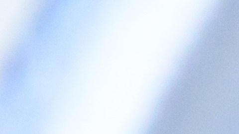 Primer plano de arroz redondo en cazuela durante el proceso de reposo tras la cocción.