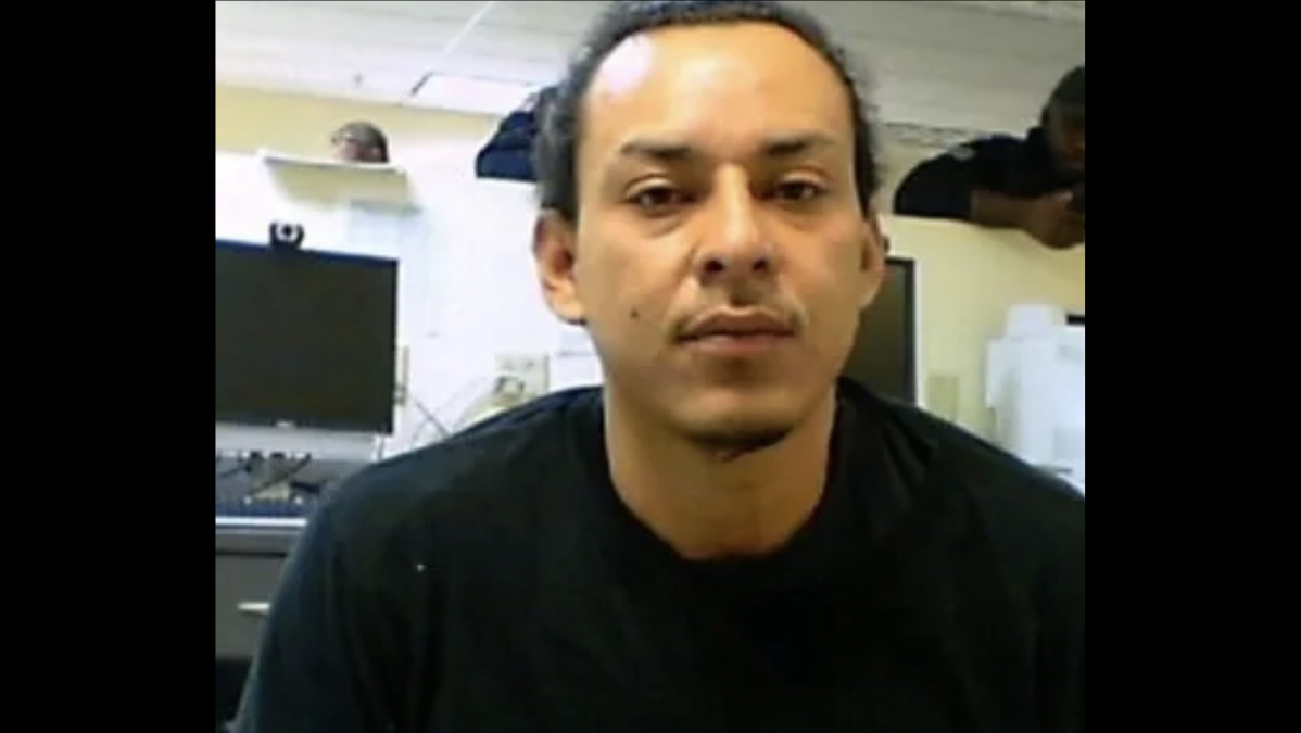 Hombre acusado de asesinato y agresión comparece ante juez por muerte de anciano en el metro