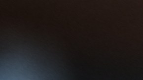 Vaso de cristal con Ube Latte degradado en capas moradas y café espresso con espuma de leche de coco sobre un fondo claro