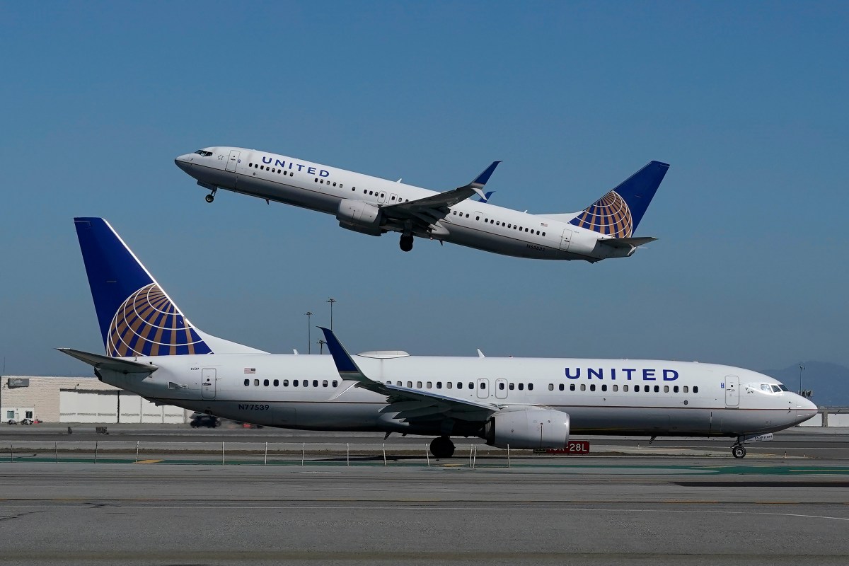 United Airlines endurece reglas a bordo: multas y expulsión para pasajeros que reproduzcan audio sin auriculares