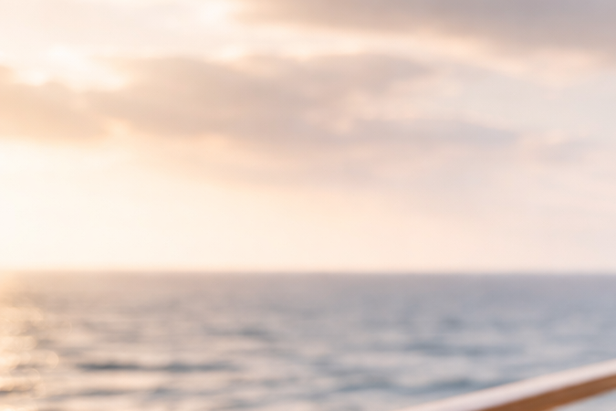 Mujer sosteniendo a su gato mientras mira el océano desde la cubierta de un crucero