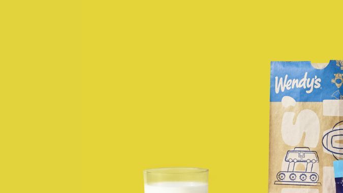 Descubre la nueva colección de 12 figuras exclusivas de DC en Wendy's, desde Batman hasta Bizarro, cada uno con su propio vehículo de exhibición.