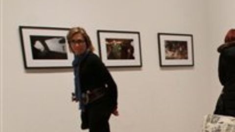 La exhibición reúne instalaciones, performances y obras de decenas de creadores