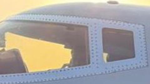 Fotografía tomada de la cuenta oficial en X de la Asociación del Fútbol Argentino (@afa) que muestra al prosecretario de la Asociación de Fútbol Argentino (AFA), Luciano Nakis (i); al gendarme argentino Nahuel Gallo.