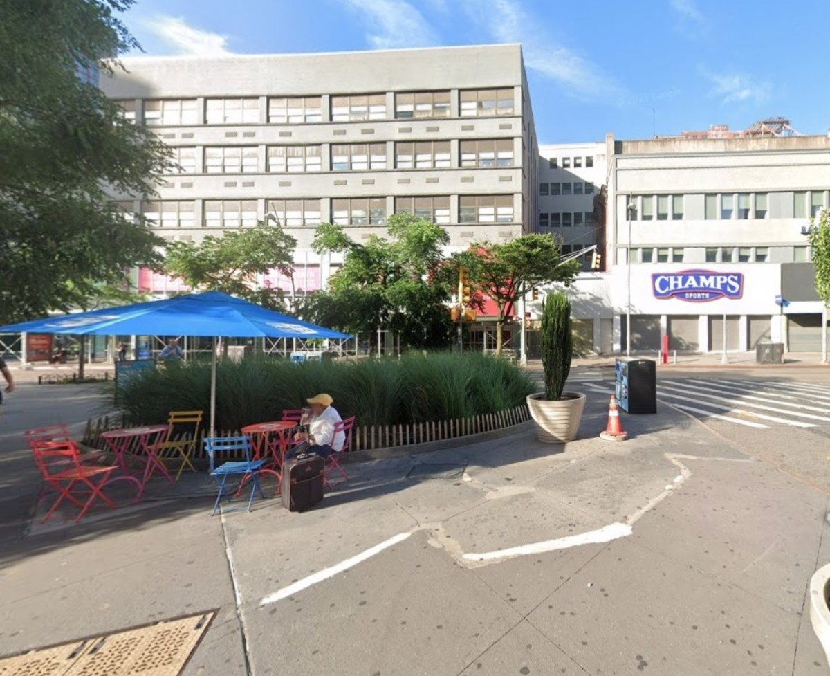 Mujer baleada afuera de centro comercial: violencia armada a plena luz en Nueva York