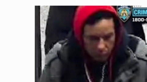 Bairon Hernández captado por cámaras de seguridad del Metro de NYC el 8 de marzo de 2026.