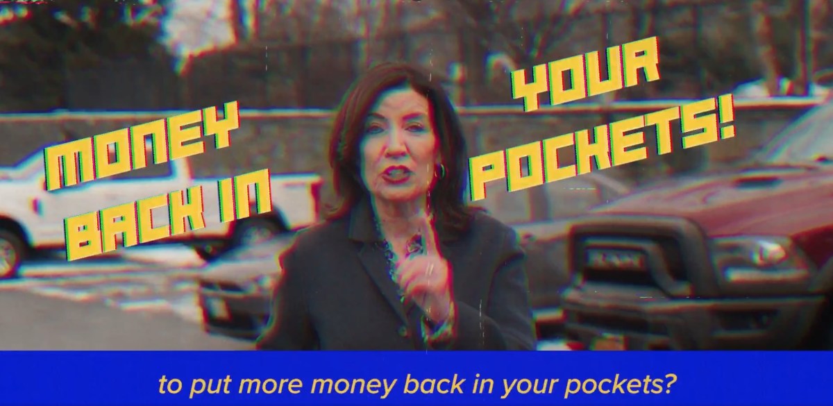 Gobernadora lanza plan para bajar costo de seguros de autos en Nueva York usando video en tono de comedia