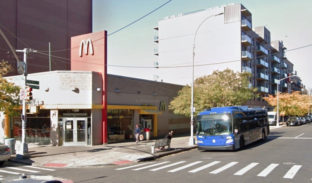 Dos menores baleadas afuera de restaurante McDonald’s en Nueva York