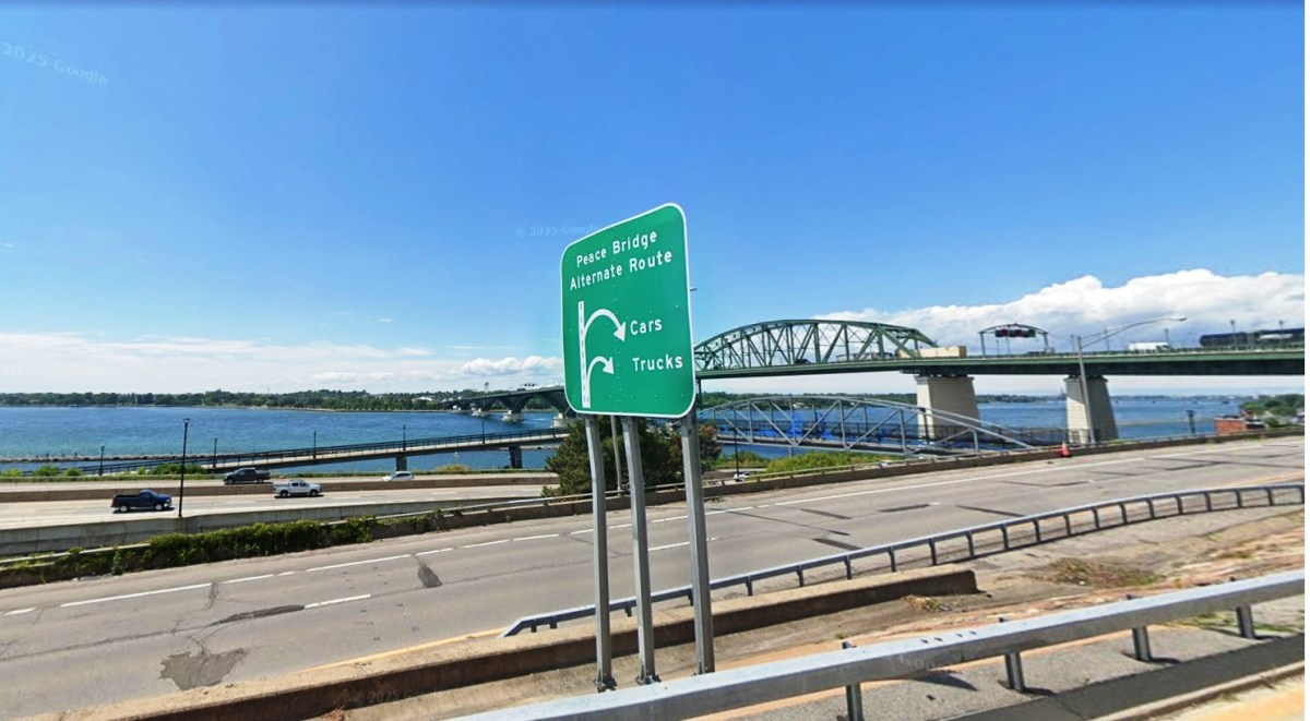 3 arrestados cruzando la frontera de Canadá a Nueva York en peligrosas aguas del Niágara cargando un bebé