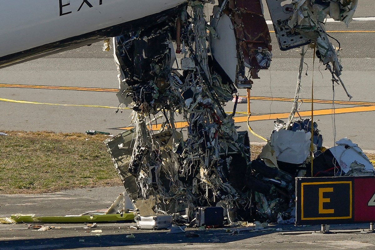 Revelan qué causó el choque entre un avión y un camión de bomberos en LaGuardia