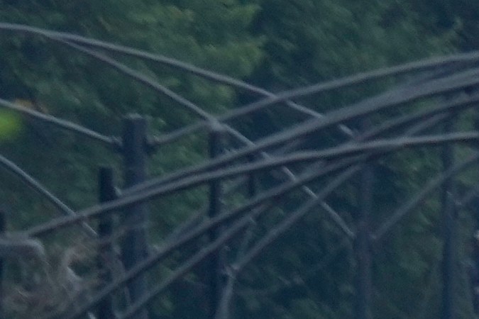 Un peatón cruza DuSable Lake Shore Drive en patinete eléctrico