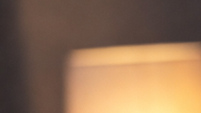 Hombre en la cama con acidez en el pecho tomando una pastilla por la noche