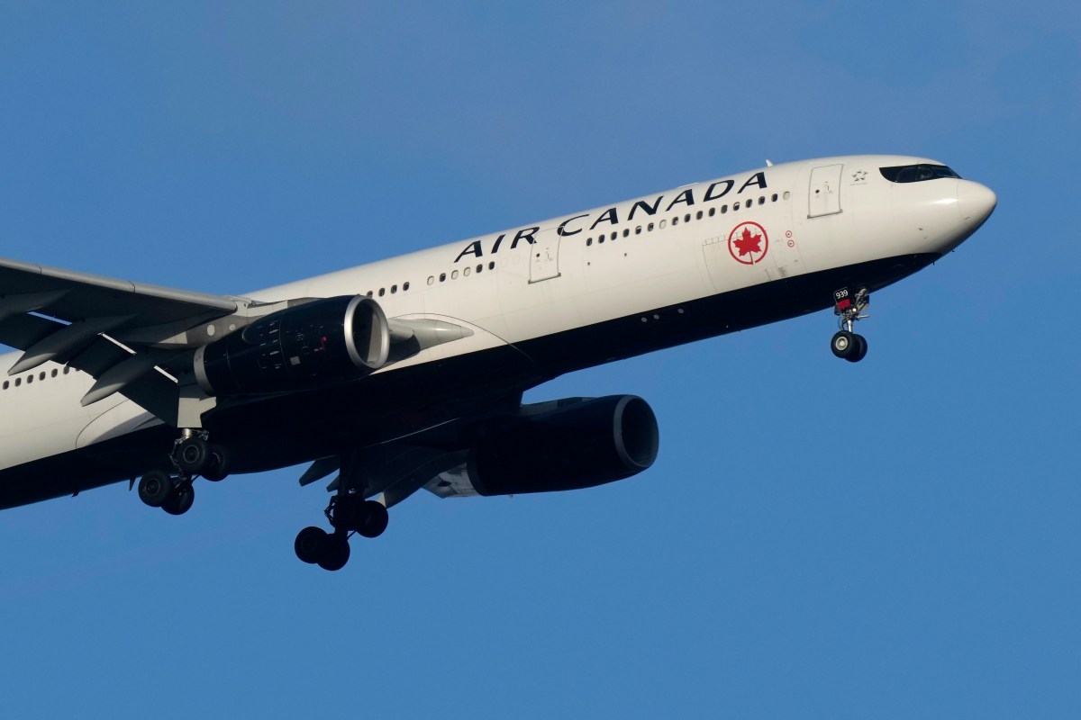 Avión de Air Canada impacta camión de emergencia en Nueva York, reportan múltiples víctimas