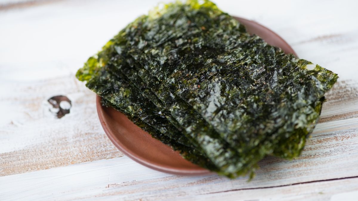 Imagen de alfas nori sobre un plato y un fondo blanco.
