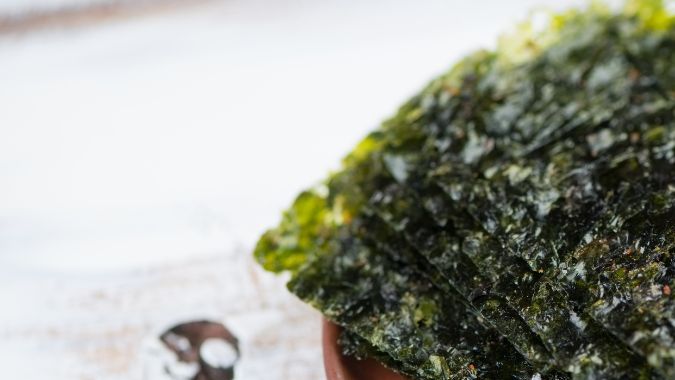 Imagen de alfas nori sobre un plato y un fondo blanco.