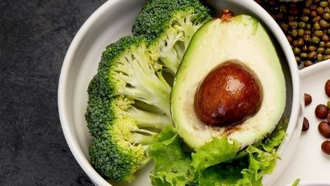 Sustituir grasas saturadas por grasas saludables como el aguacate es el primer paso para revertir la enfermedad del hígado graso no alcohólico (EHGNA).