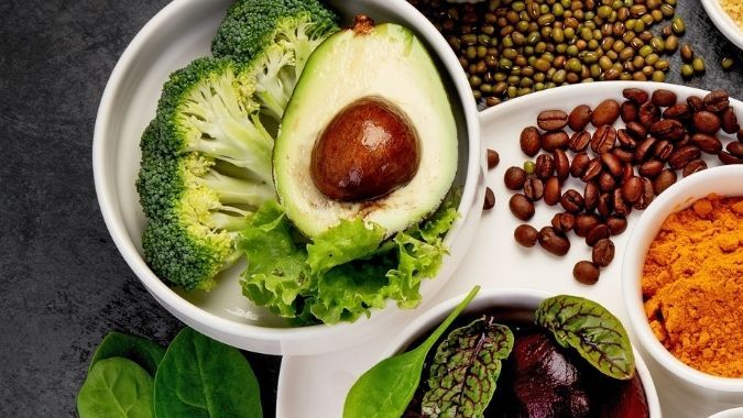 Vista de alimentos que ayudan a desintoxicar el hígado de manera natural.