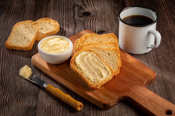 Unas "inocentes" rebanadas de pan con margarina y una taza de café va añadiendo sodio y calorías que no tenías en los papeles.
