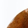 Imagen de una mujer sosteniendo una figura de un cerebro rodeada de alimentos que lo inflaman.