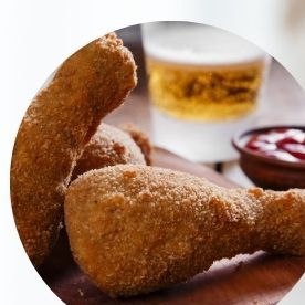 Imagen de una mujer sosteniendo una figura de un cerebro rodeada de alimentos que lo inflaman.