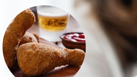 Imagen de una mujer sosteniendo una figura de un cerebro rodeada de alimentos que lo inflaman.
