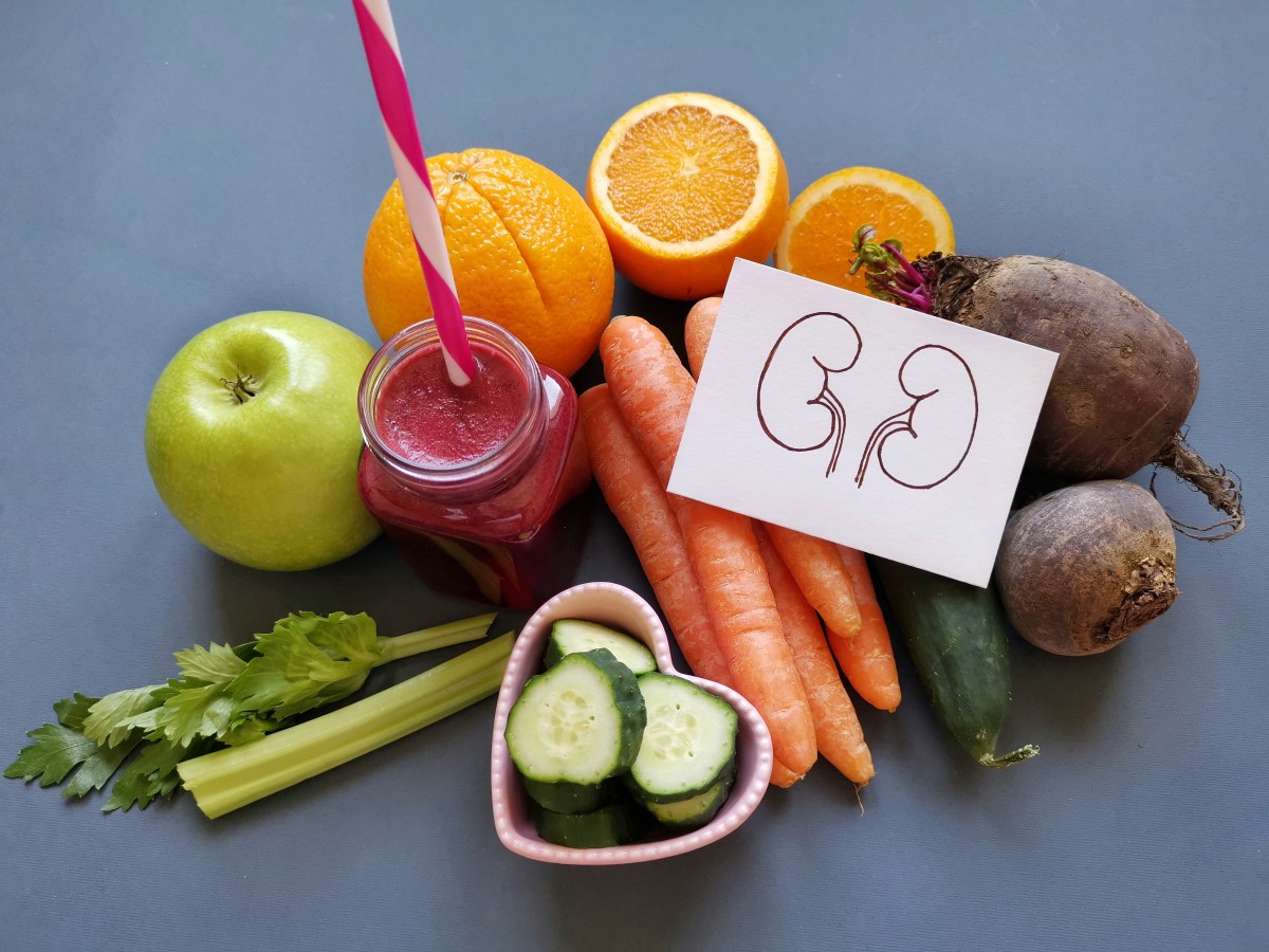 3 alimentos que pueden cambiar el color de la orina: ¿cuándo ir al médico?
